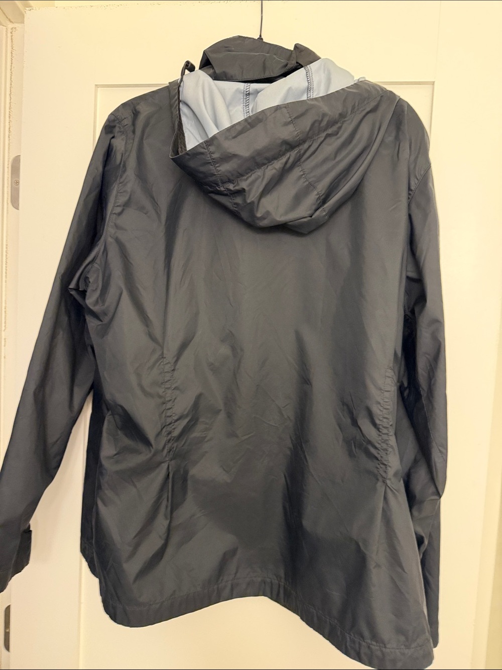 Columbia Women’s Black Hooded Windbreaker - Picture 3 of 3